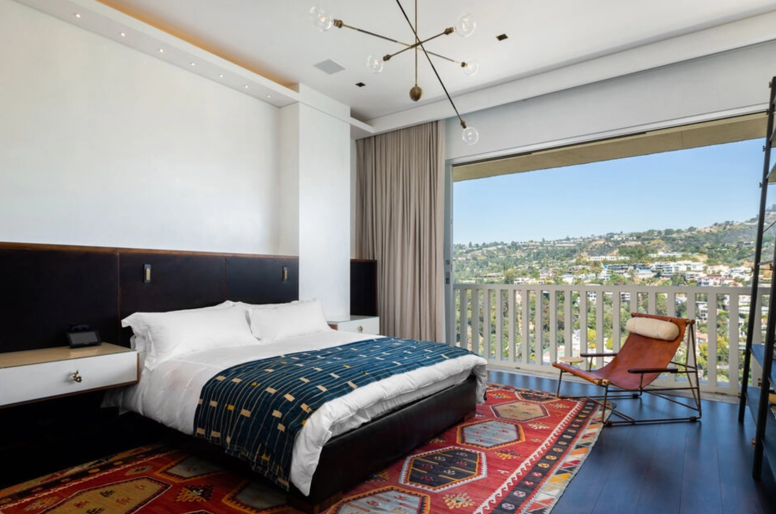 El edificio dispone de gimnasio, piscina al aire libre y conserjería 24 horas