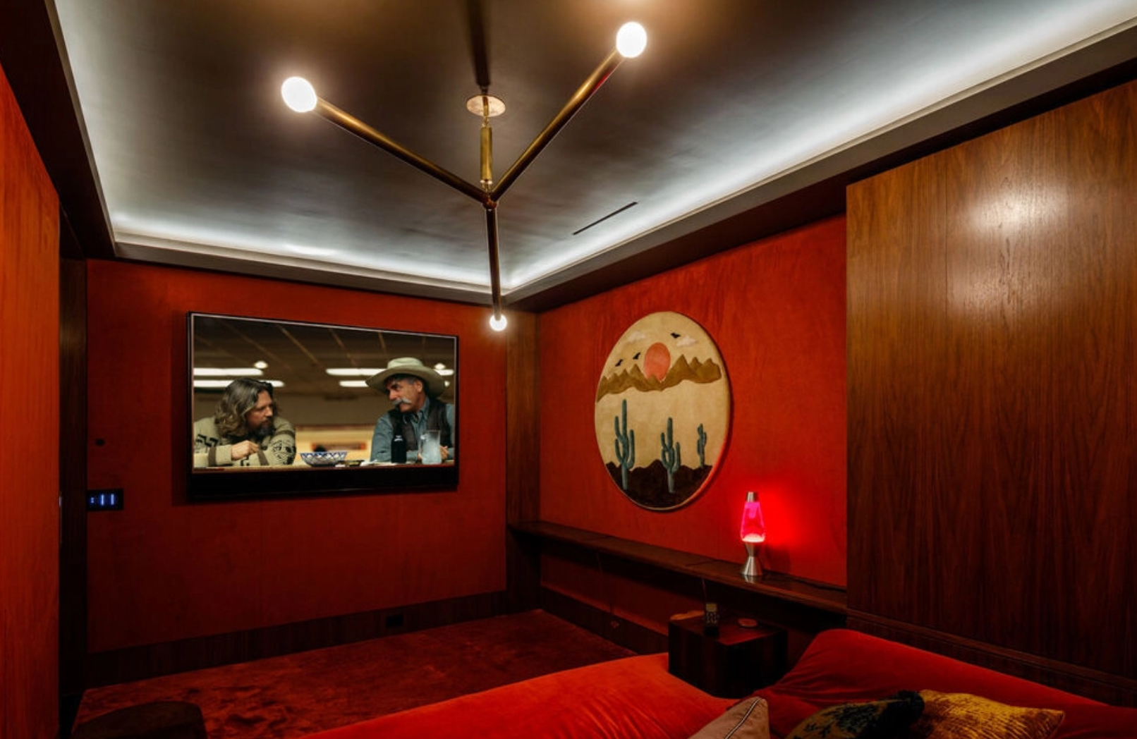 En la vivienda también hay una sala de cine con paredes en rojo rubí y decoración oriental