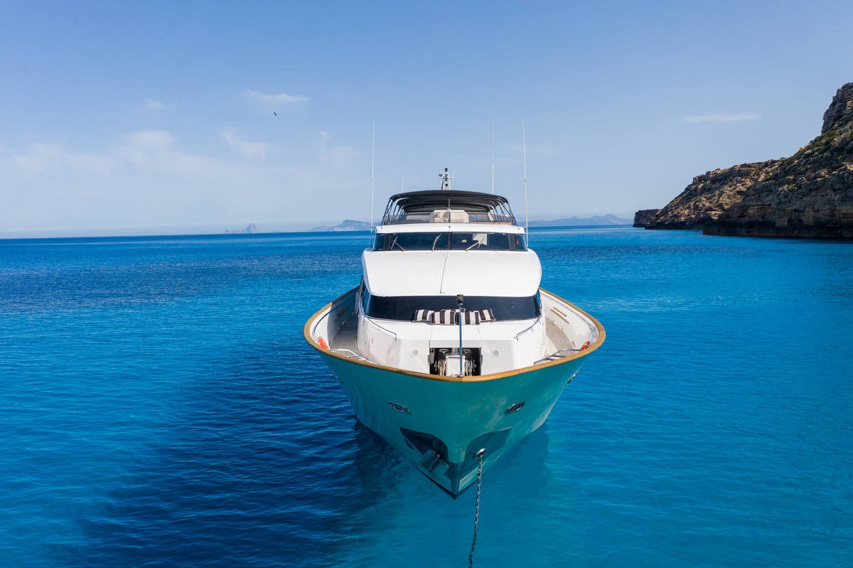 Construido en 1995, este superyate ha sido reformado en diversas ocasiones, la última en 2022, para modernizar sus instalaciones. 