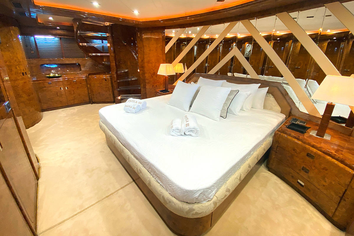 Mondomarine 120 ofrece 5 habitaciones, varias de ellas con cama grande y otras con dos camas pequeñas. El mobiliario es clásico, de líneas curvadas y muy elegante. 