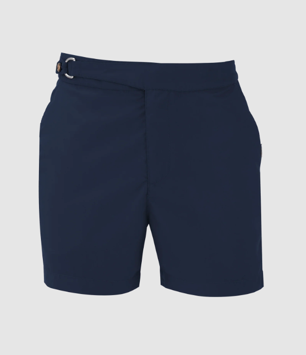 Elegante y sofisticado es este bañador de Gusari bautizado como la cala Deià. Es el primer traje de baño D-Hoop en el mercado con un botón automático y una trabilla que acentúa su elegancia. Precio: 117,95 euros.