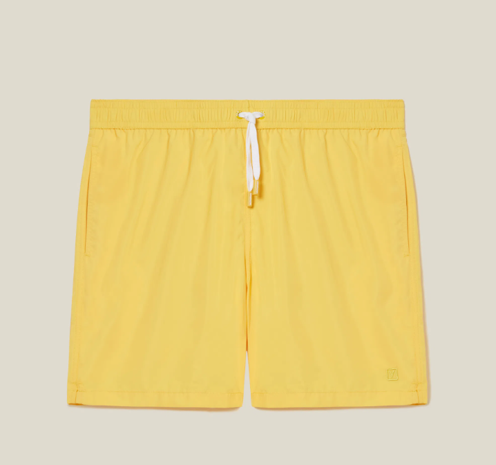 Ideal para cuando la piel ya empieza a estar bronceada es este bañador de líneas limpias y modernas que garantiza la comodidad. Lo firma Yamamay y está disponible, además de en un tono vitamina como este amarillo, en un sobrio azul marino.  Precio: 29,95 euros.