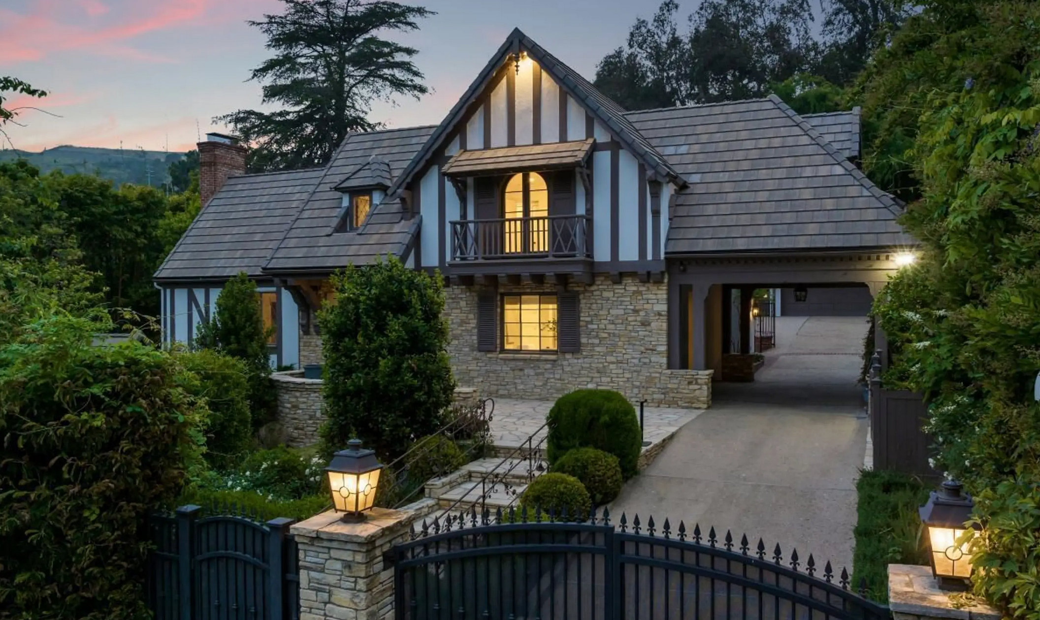 La vivienda de estilo Tudor ofrece gran privacidad a sus propietarios