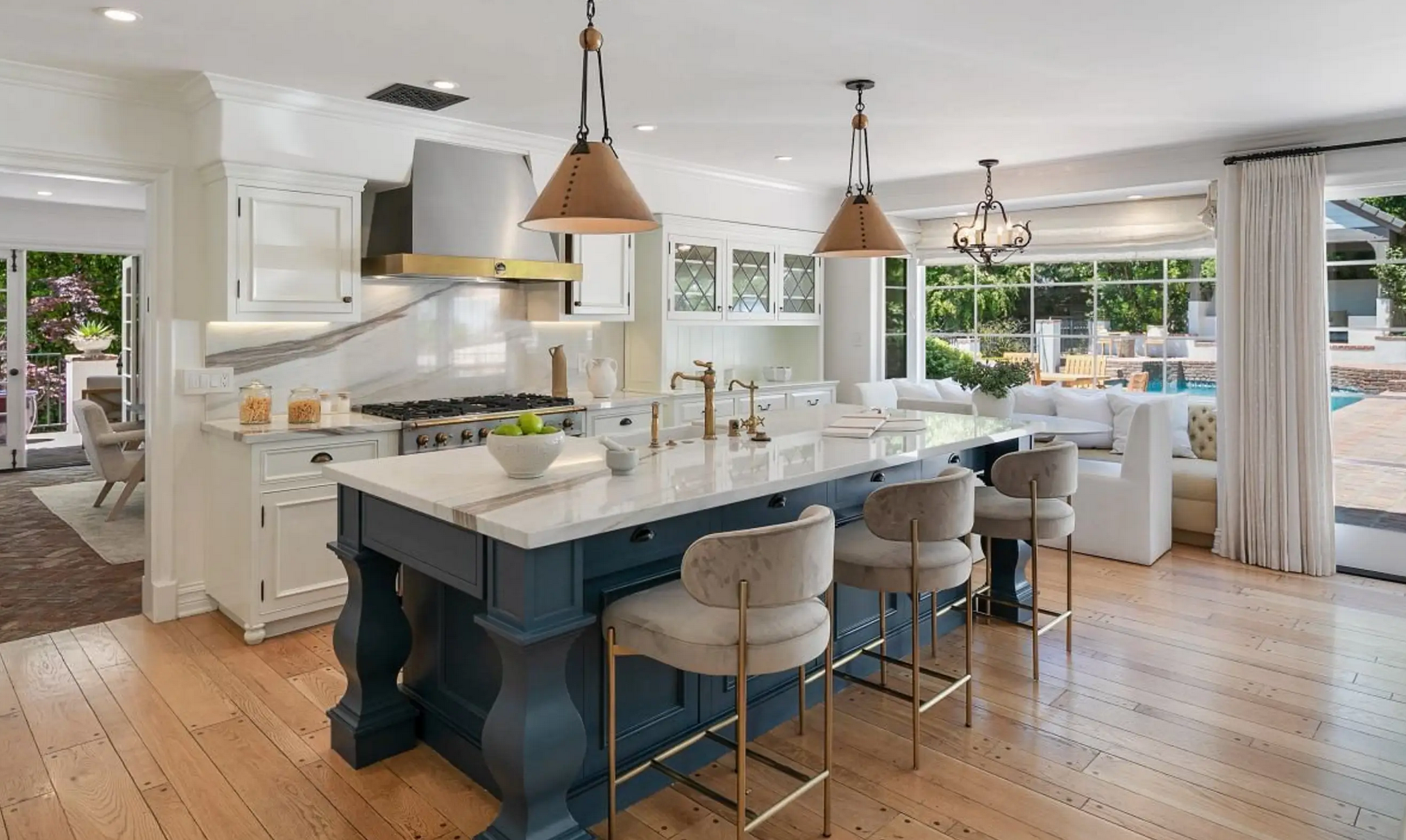 La cocina presenta electrodomésticos de alta gama, una isla central y una zona de desayuno