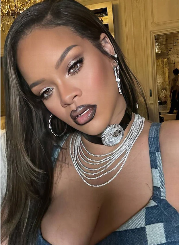 Rihanna con el valioso reloj cuyo precio supera los 600.000 euros.