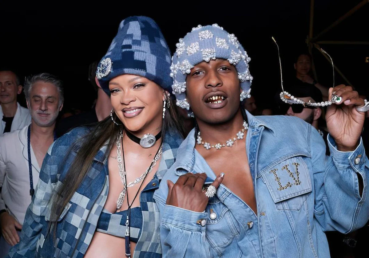 Rihanna con el lujoso reloj de Jacob & Co en el cuello, y su pareja, el rapero ASAP Rocky en el 'front row' del desfile de Louis Vuitton en París el pasado martes 20 de junio.