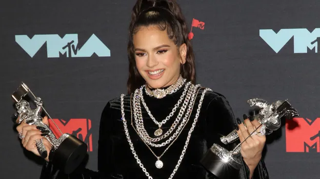 Rosalía ya llevó un reloj en el cuello en los MTV Music Awards de 2019.