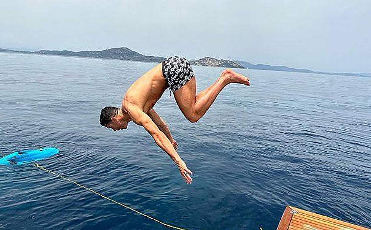 Imagen principal - Cristiano Ronaldo, Georgina Rodríguez y sus hijos disfrutan de su yate de lujo.