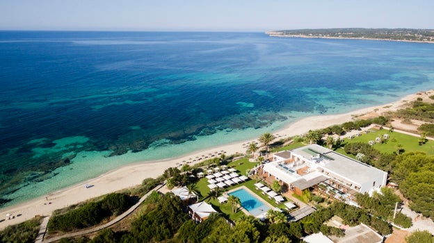 Vista aérea del hotel ubicado en la playa de Migjorn