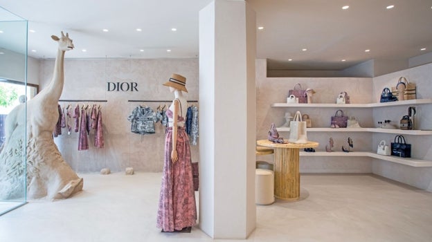 Interior de la 'pop-up' de Dior en Formentera