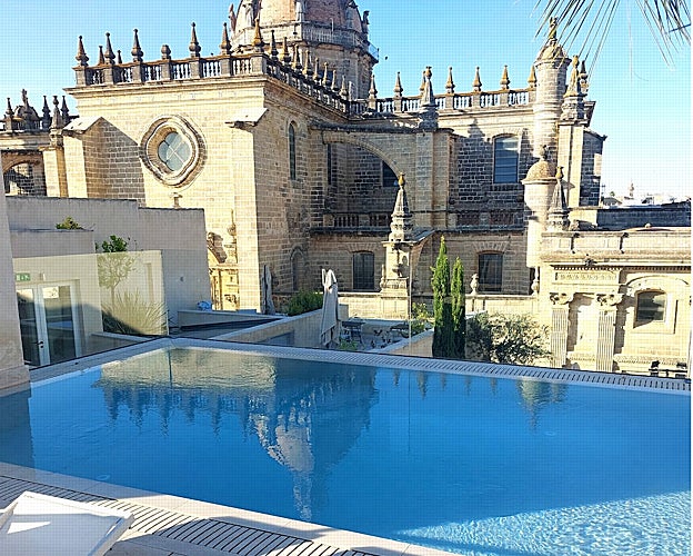 La piscina y las vistas del hotel Tío Pepe, en el centro de Jerez