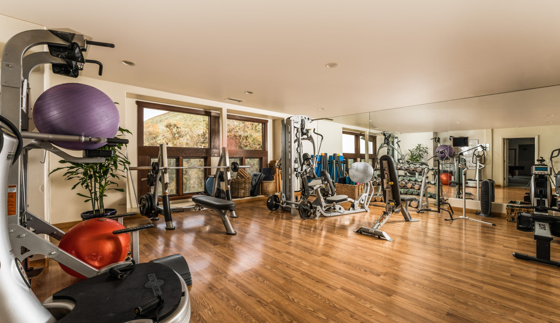 También hay un gimnasio y una sala de juegos