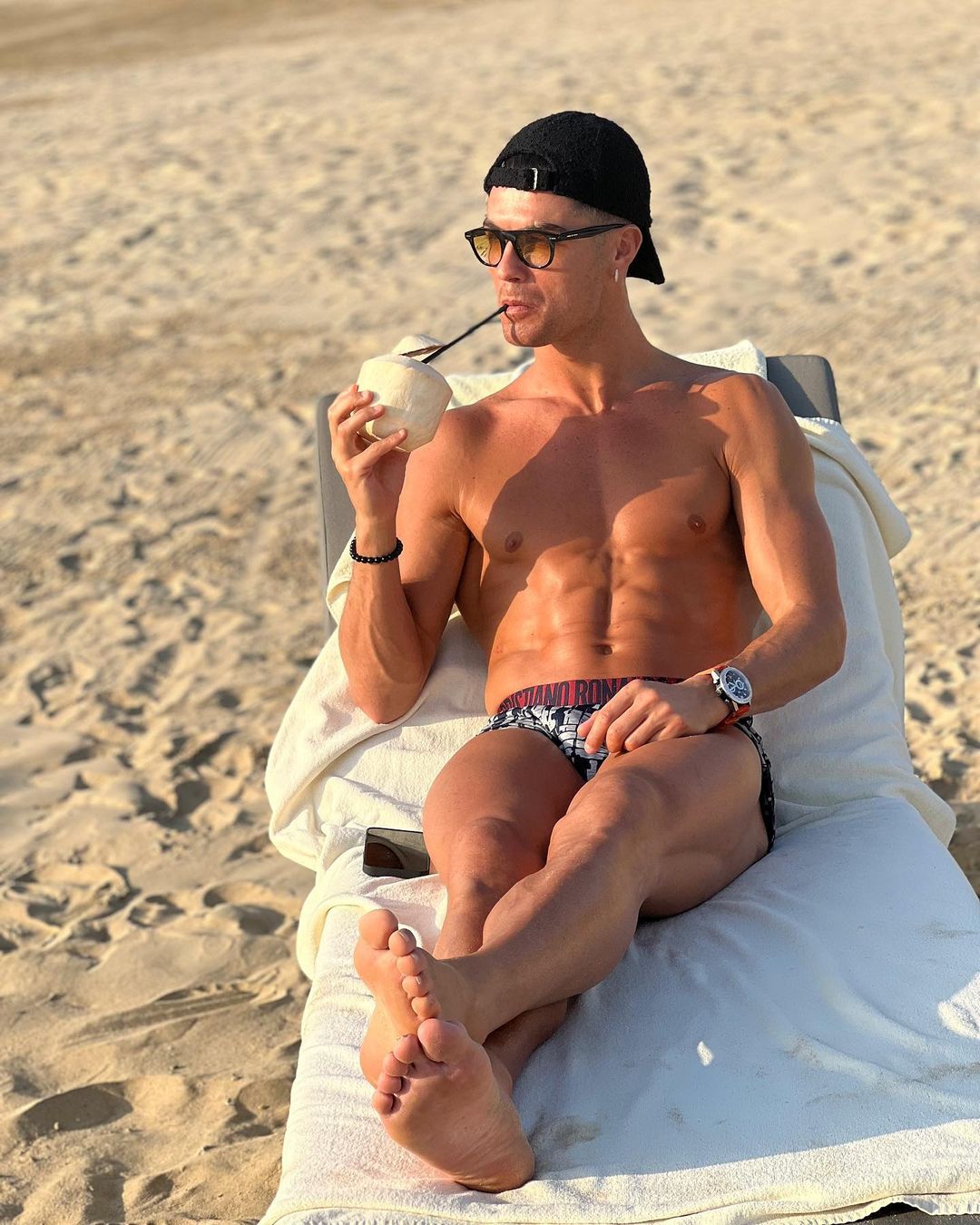 Cristiano Ronaldo tiene claro que su  bañador favorito par ir a la playa es el tipo boxer muy corto y, a ser posible, remangado, pero alguna vez le hemos visto luciendo slip. 