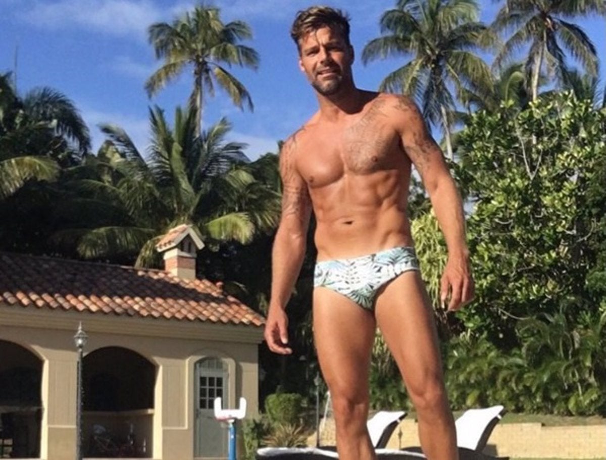 Aunque ahora se ha pasado a los de pantalón corto, hay muchas imágenes en las que se ve a Ricky Martin presumiendo de escultural figura con bañador turbo. 