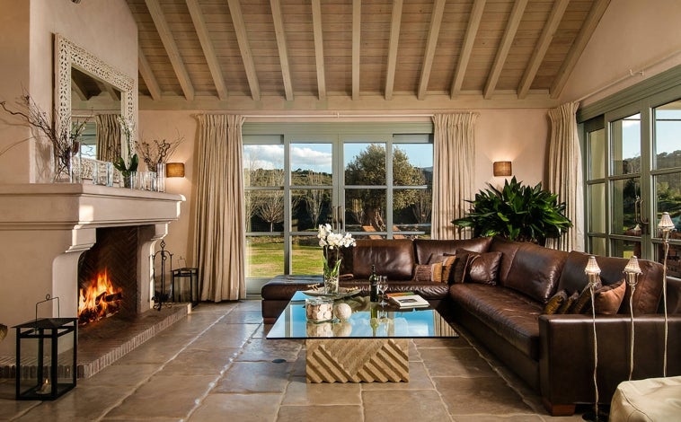 Imagen principal - El alquiler de vilas de lujo es una tendencia al alza. Las de Marbella Mountain Resort -entre ellas las de las fotos, situada en Ronda- añaden al alojamiento privado y exclusivo sus servicios de hotel.