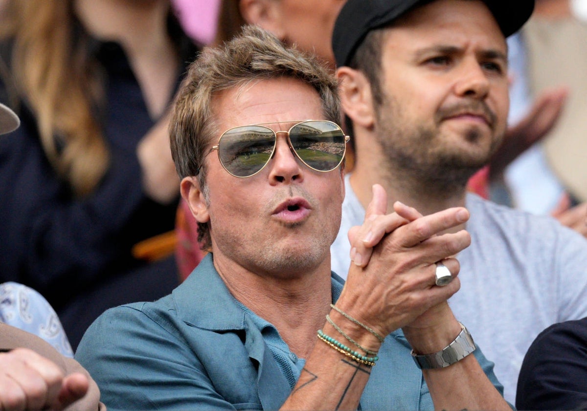 Brad Pitt disfrutando de la final de Wimbledon que ganó Carlos Alcaraz.