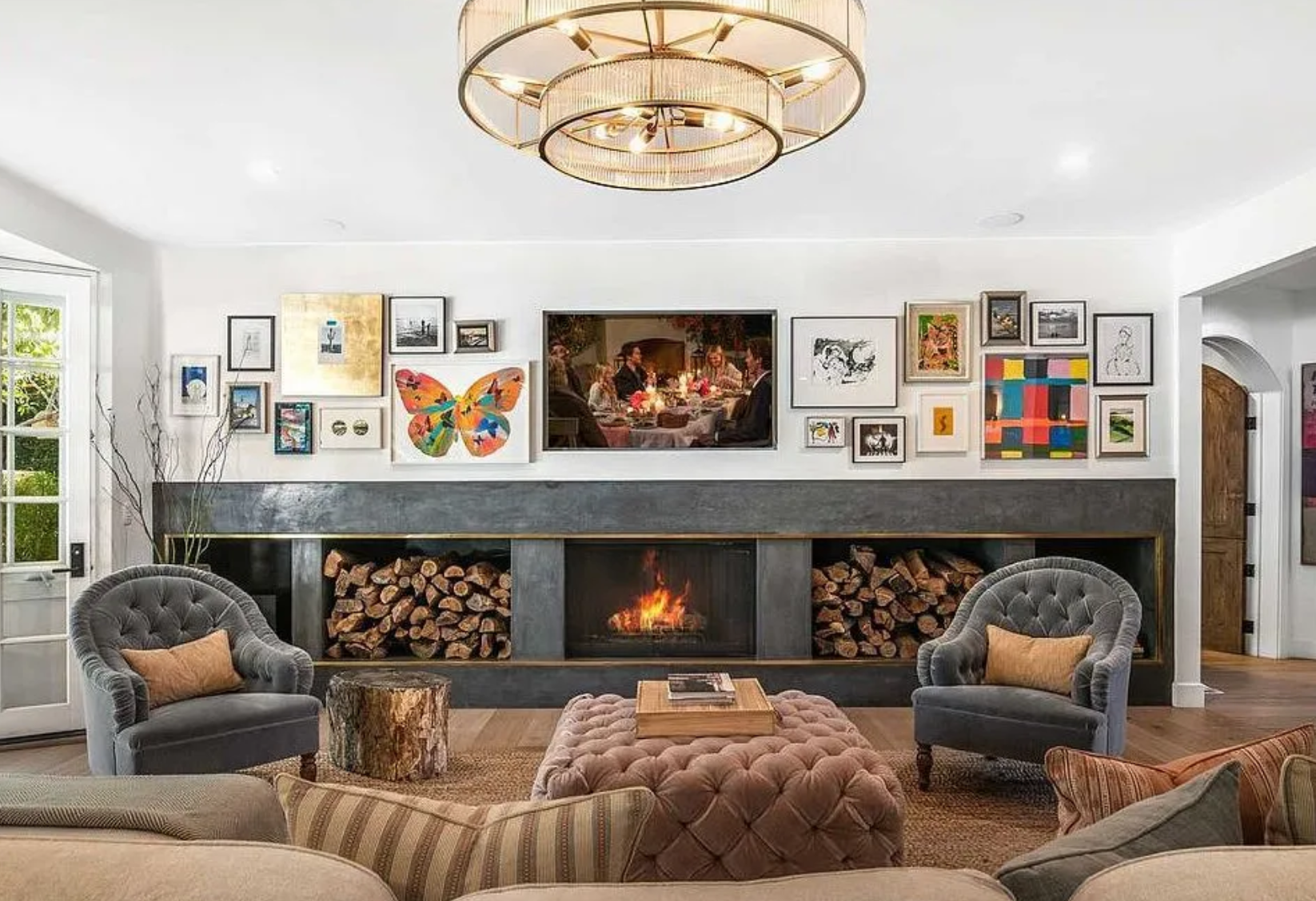 Dispone de una agradable sala de estar con chimenea y amplio espacio de almacenaje de leña