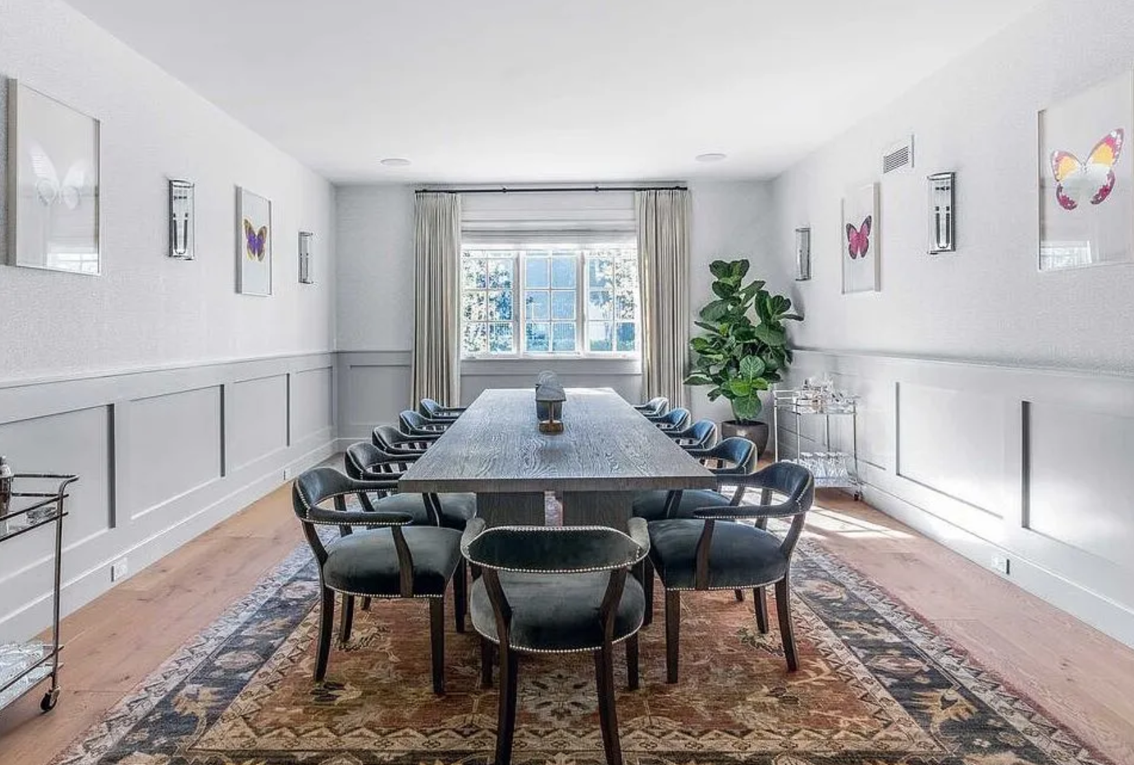 El comedor presenta una gran mesa que puede acomodar hasta doce comensales