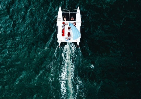 Imagen secundaria 1 - Alquilar un catamarán te hará disfrutar de alta mar.