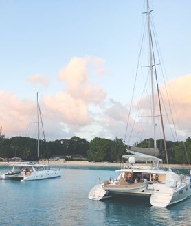 Imagen secundaria 2 - Alquilar un catamarán te hará disfrutar de alta mar.