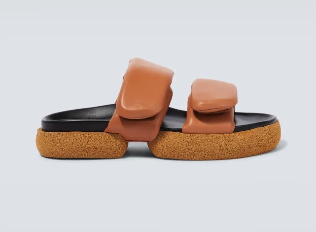 Otro de los diseños originales que puedes llevar este verano es este de Dries Van Noten en piel flexible. Un modelo voluminoso que incorpora tiras de velcro acolchadas y cómodas plataformas de goma. Su precio es de 360 euros.