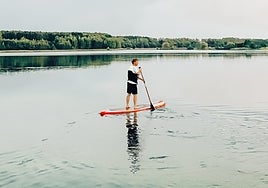 La fiebre por el paddle surf: todo lo que debes saber sobre el deporte de agua de moda