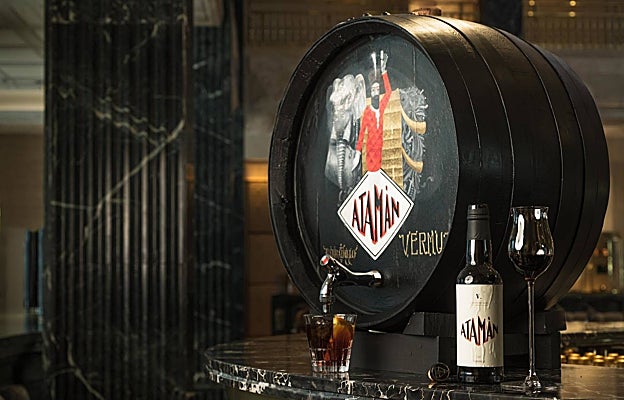 Tomarte un vermut en El Patio, en el lobby del Four Seasons Madrid, es otro de nuestros planes de lujo para este mes de agosto.