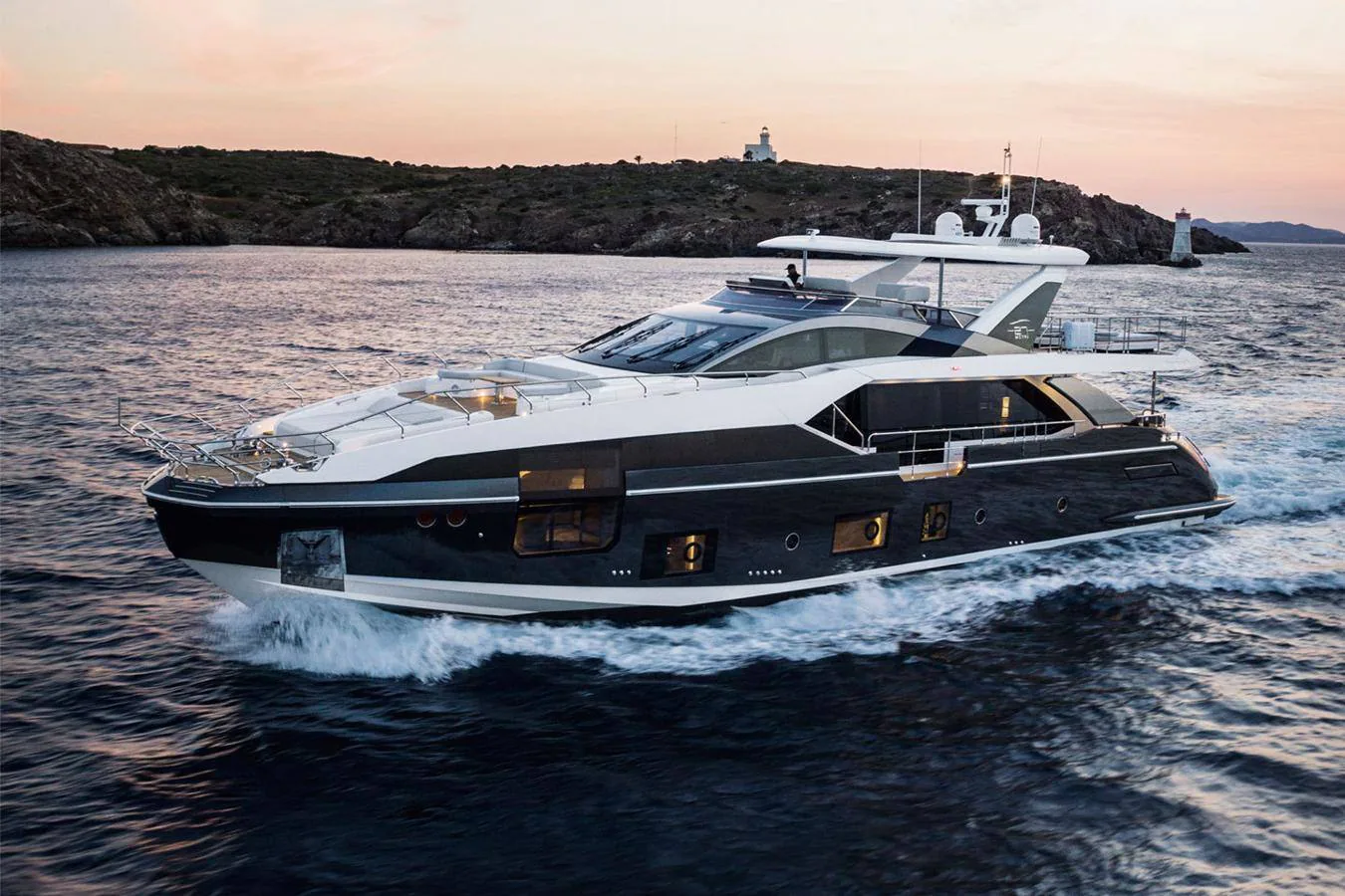 Así es el Azimut Grande 27, el yate de Cristiano Ronaldo. Con estética futurista, está diseñado por Stefano Righini. Cuenta con 27 metros de eslora y su material protagonista es la fibra de carbono.  ﻿