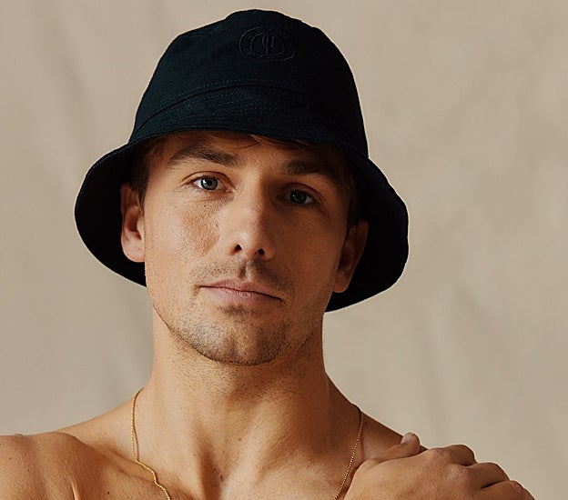 El bucket hat, la alternativa más desenfadada