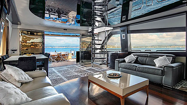 Este yate de lujo puede acoger hasta ocho pasajeros y cuatro miembros de la tripulación