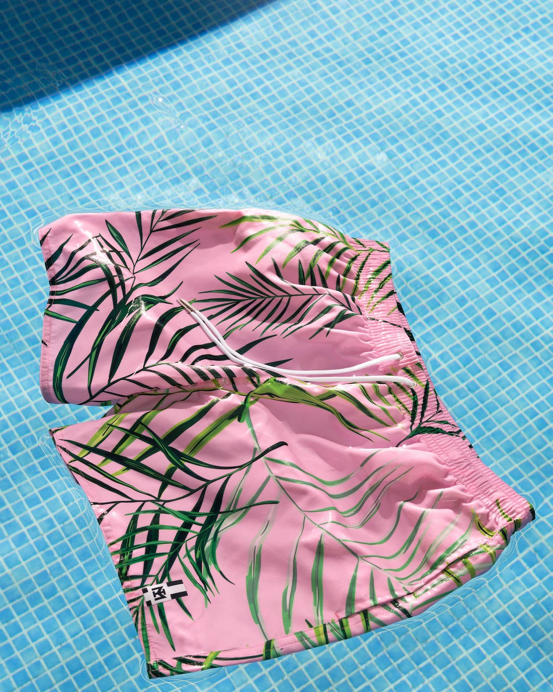 La colección beachwear de la marca portuguesa Impetus está inspirada en el ambiente romántico y cálido de las tabernas habaneras como este original diseños con hojas tropicales. Todos los modelos cuentan con la tecnología Fast Dry®, un tratamiento aplicado a la fibra que dispersa el agua reduciendo rápidamente el tiempo de secado. Precio: 38,47 euros