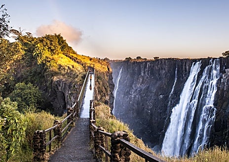 Imagen secundaria 1 - El Royal Livingstone by Anantara está situado a orillas del río Zambezi y tiene acceso directo a las cataratas Victoria. 