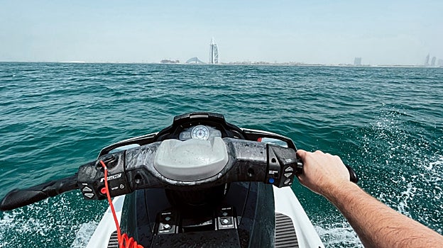 Conduciendo una moto de agua