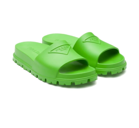 A todo color son estas chanclas de Prada con el logo en relieve sobre el empeine en un intenso verde manzana. Precio: 450 euros.