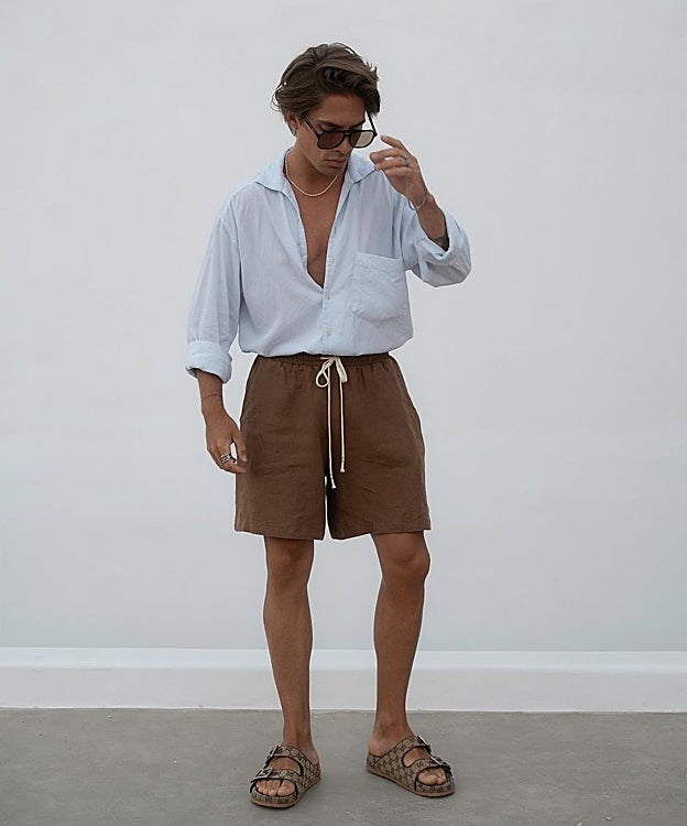 La camisa de lino lucida en clave desenfadada