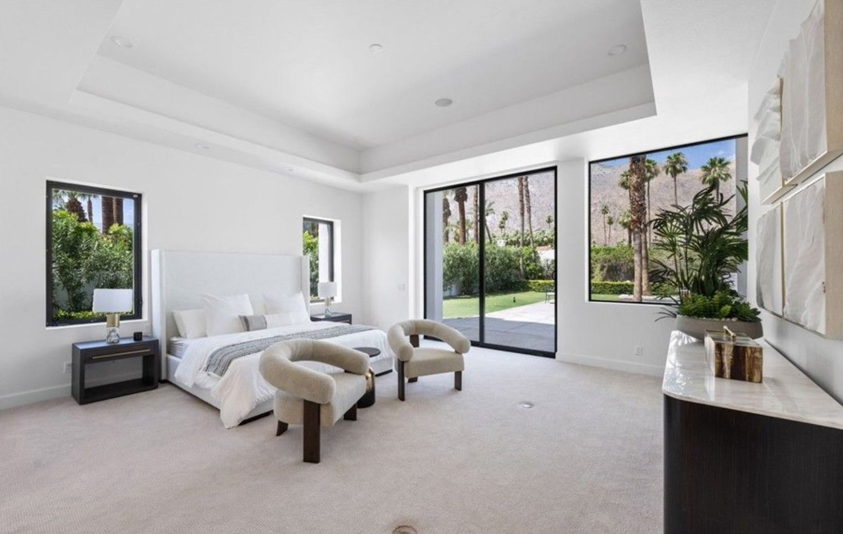 La casa cuenta con cuatro dormitorios, dos de ellos en suite con sala de estar y acceso al exterior