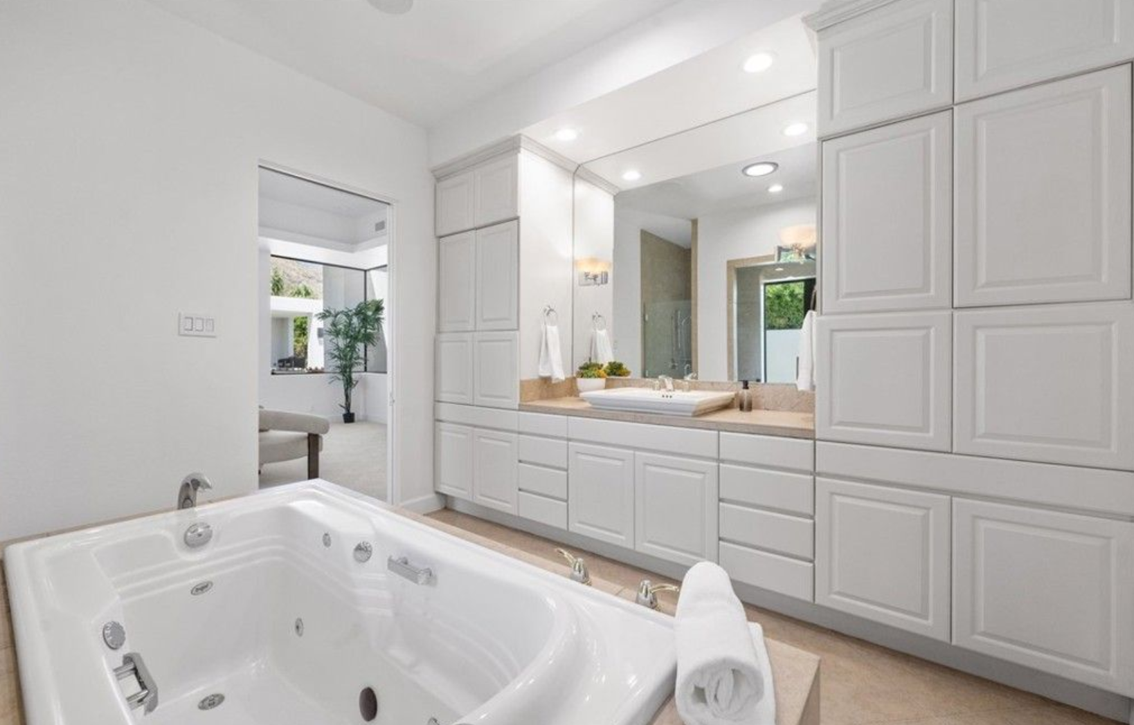 En total hay cuatro cuartos de baño completos, dos de ellos de estilo spa, y un aseo