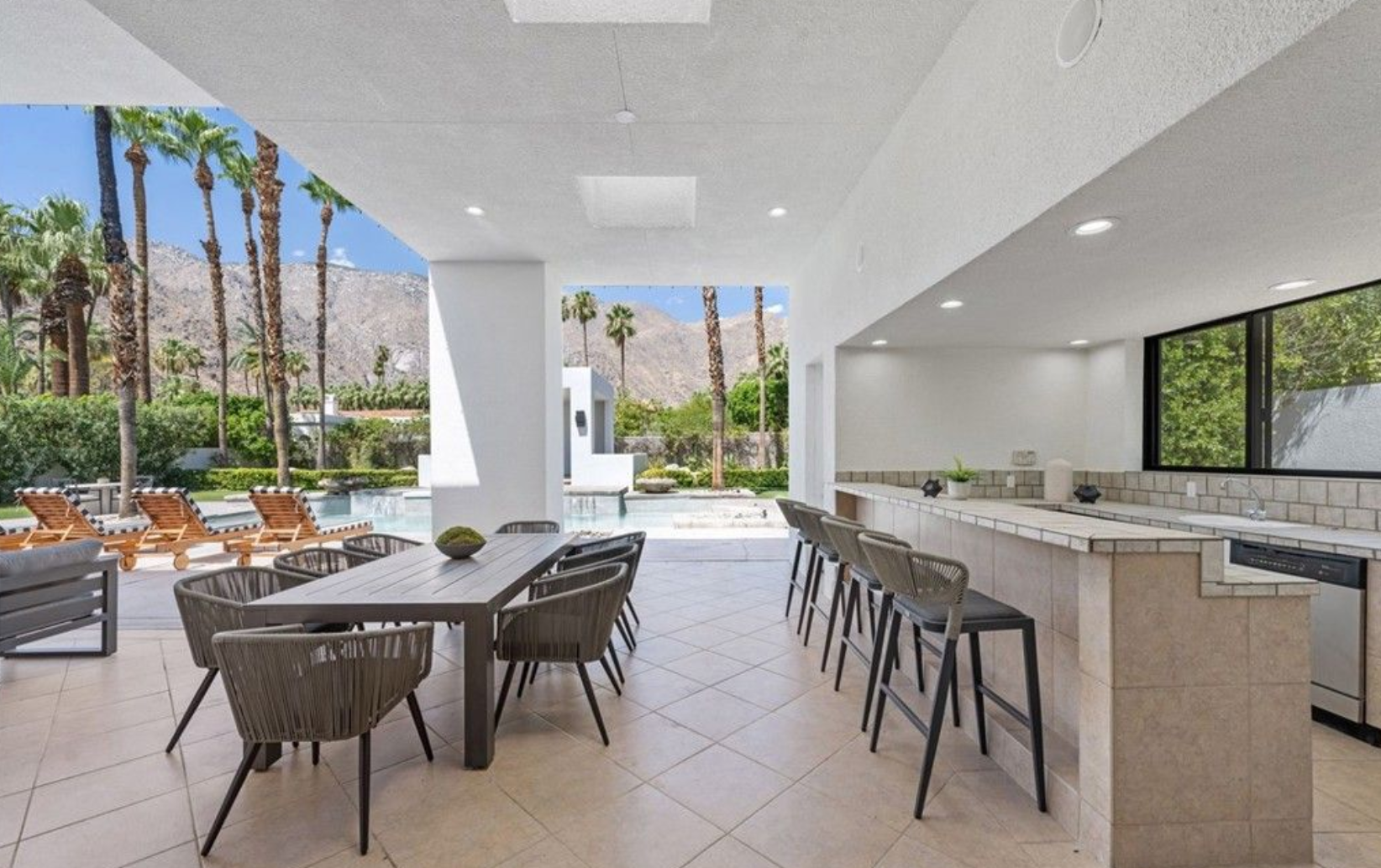 La zona exterior ofrece una cocina al aire libre con barbacoa