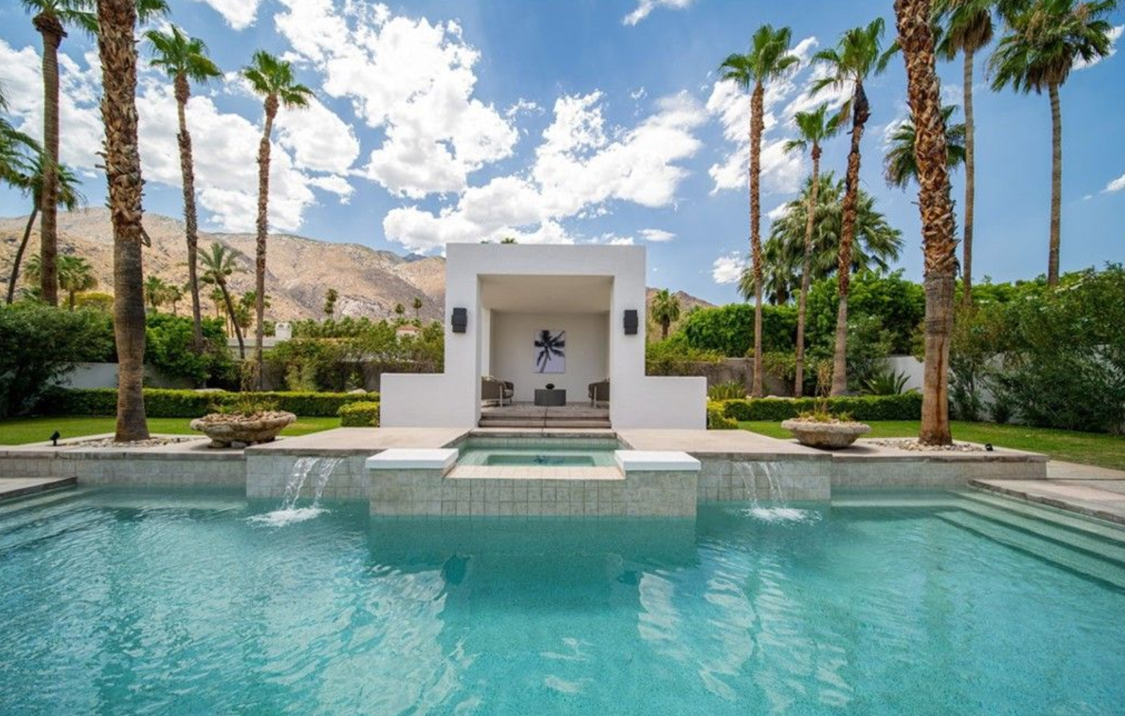 También hay una piscina con una cascada y solárium