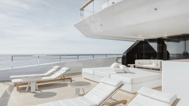 El club de playa dispone de solárium, piscina y terrazas