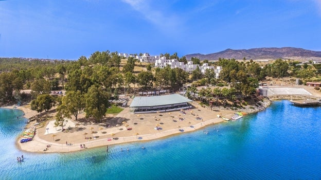 Playa de Orellana en Orellana la Vieja (Badajoz), la primera playa de interior de toda España con Bandera Azul