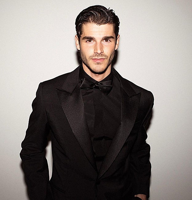 Álvaro Mel con esmoquin negro