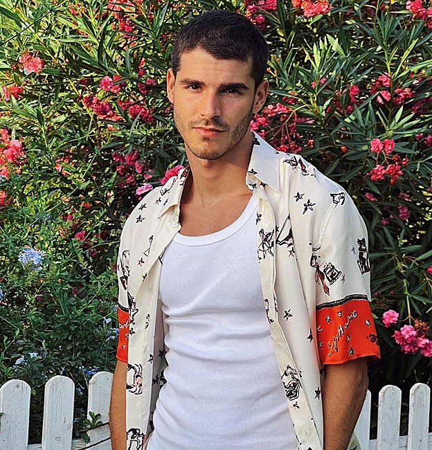 Álvaro Mel con camiseta de tirantes y camisa de manga corta encima abierta