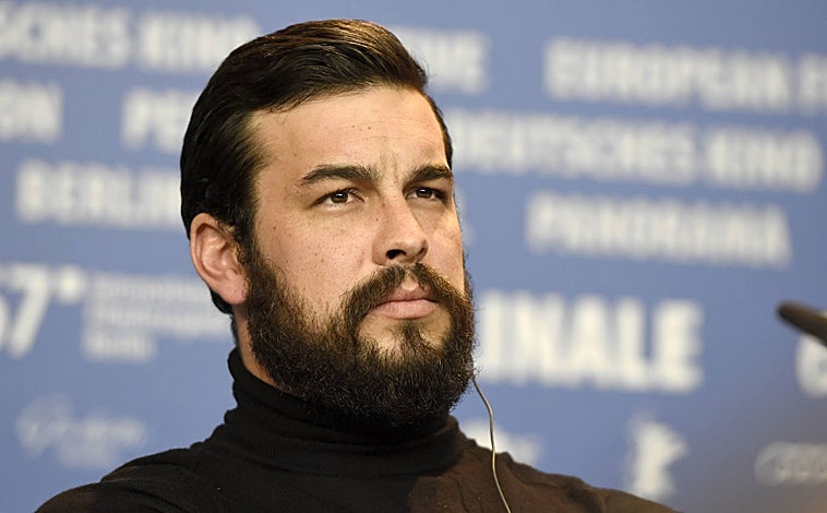 Imagen principal - Mario Casas se ha sometido a varias transformaciones físicas para sus papeles. 