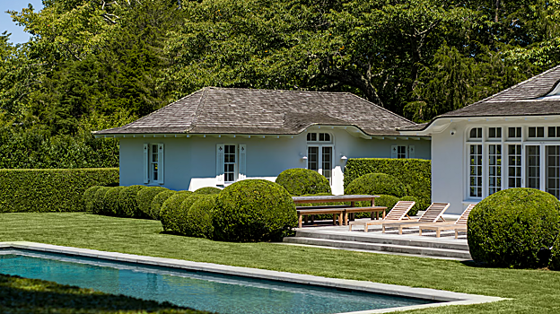 La propiedad incluye una gran piscina, jacuzzi, y una casa de huéspedes de dos dormitorios