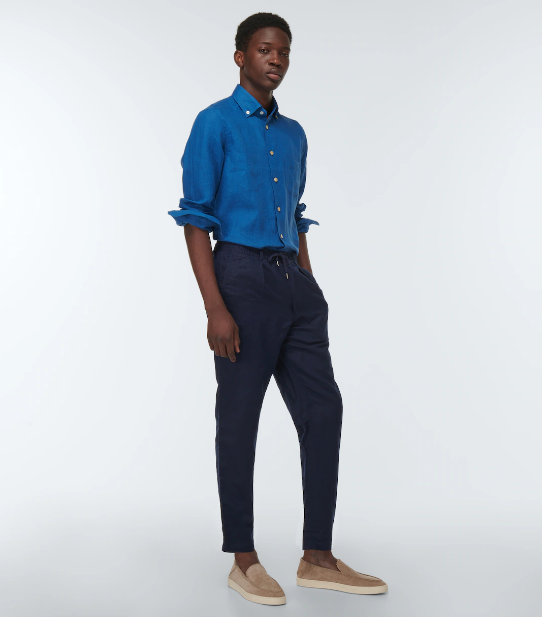 Camisa de lino de la marca Kiton, confeccionada en Italia con lino puro. Tiene cuello y puños abotonados, además de bolsillos de parche en la parte delantera. Precio: 304 euros.