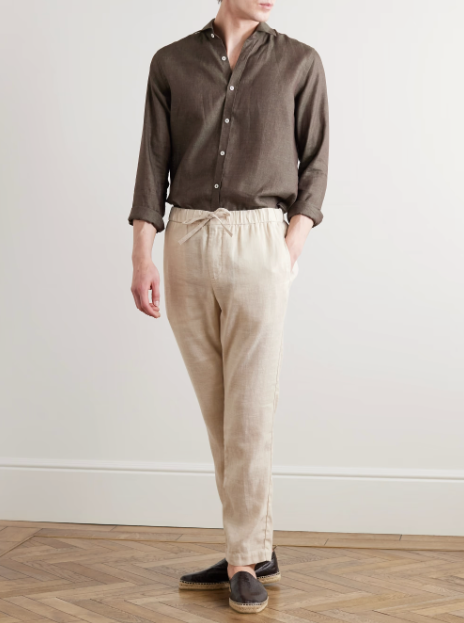 Invertir en una buena camisa de lino es algo imprescindible para tener un armario completo. Esta de Canali en un tono neutro es garantía de éxito. Precio: 205 euros.