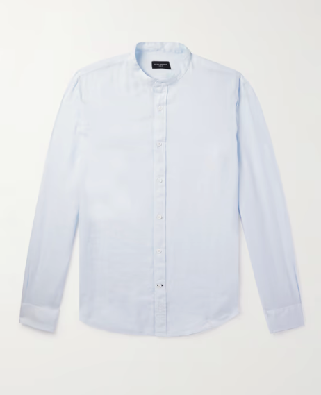Club Monaco propone esta elegante camisa de lino en color azul pálido de cuello mao que te hará volver al trabajo de la manera más estilosa posible. Precio: 135 euros.