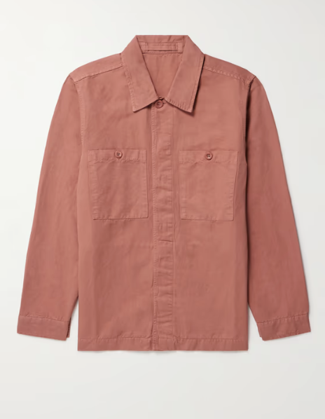 Para llevar a modo de sobrecamisa está esta prenda de la firma Mr Porter inspirada en la ropa de trabajo en un favorecedor tono teja. Precio: 245 euros.