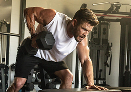 La sencilla rutina de entrenamiento funcional de Chris Hemsworth para mantener sus músculos